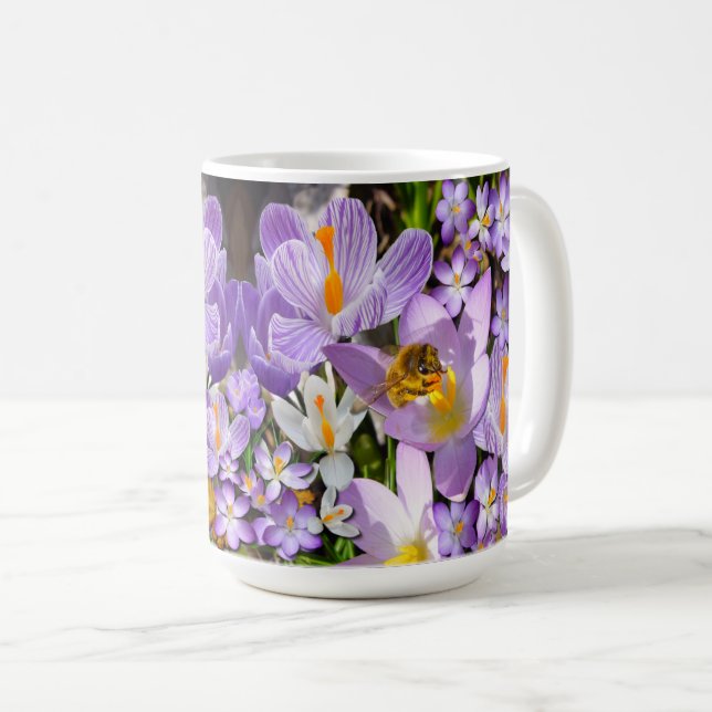 Caneca De Café Abelhas Coletando Néctar de flores Crocus (Frente Esquerda)