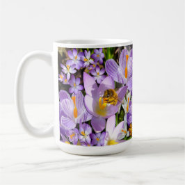 Caneca De Café Abelhas Coletando Néctar de flores Crocus