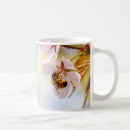Caneca De Café Abelhas Em Uma Flor De Cereja