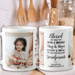 Caneca De Café Abençoados Avós Modernos Personalizados 2 Foto<br><div class="desc">Celebre seus avós com uma caneca de café com foto personalizada. Esta caneca única de avós é o presente perfeito, seja no aniversário, no dia dos avós ou no Natal. Esperamos que o seu presente especial de manutenção, avô, se transforme num tesouro durante os próximos anos. . Citação " Abençoados...</div>