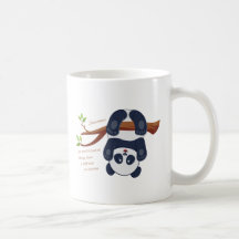 adorável panda pendurado de cabeça para baixo