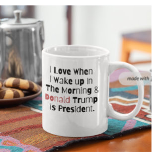Caneca De Café Adoro quando me Acordar... e Trump é presidente.