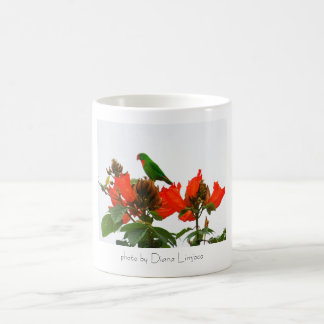 Caneca De Café Agrida com o papagaio verde e alaranjado tropical