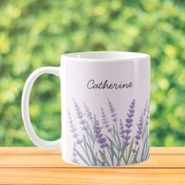 Caneca De Café Água Floral de Lavanda Roxa em Aquarela (Close up, On the table)