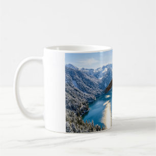 Caneca de Café Águia Americana Voando Sobre um Lag