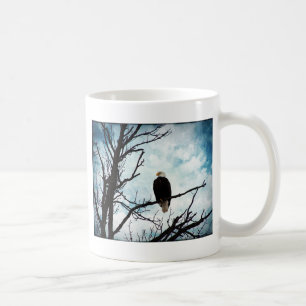 Caneca De Café Águia-careca em uma árvore com céu azul e nuven