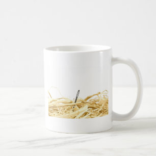 Caneca De Café agulha em um monte de feno