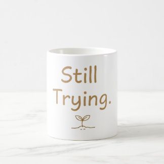 Caneca De Café Ainda Tentando – Citação Suave e Relacionável para