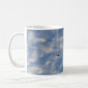 Caneca De Café Airplane Crossing a Cloud-Filled Blue Sky