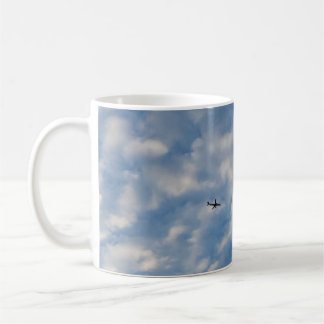 Caneca De Café Airplane Crossing a Cloud-Filled Blue Sky