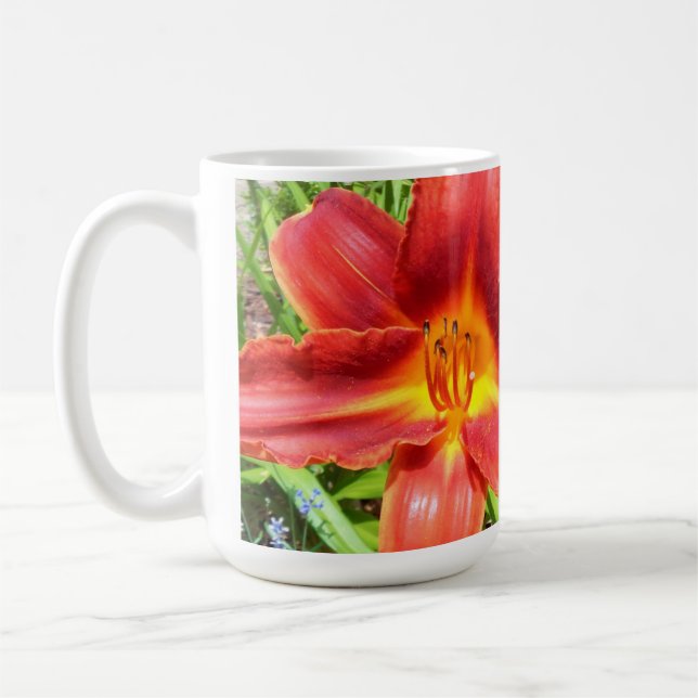 Caneca de café alaranjada vermelha do lírio de (Esquerda)