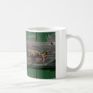 Caneca De Café Alça da porta enferrujada na porta verde
