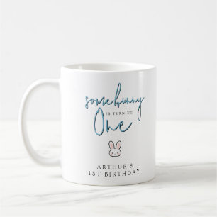 Caneca De Café Algum coelhinho está fazendo um Aniversário de 1 a