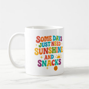 Caneca De Café Alguns dias precisam apenas de sol e lanchinhos -