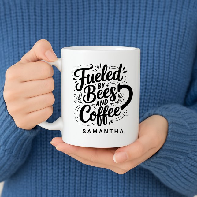 Caneca De Café Alimentado por Abelhas e Presente de Café para o A (Fueled by Bees & Coffee Gift for Bee Keeper Coffee Mug)