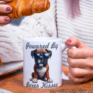 Caneca De Café Alimentado por Beijos de Boxer – Gráfico Divertido