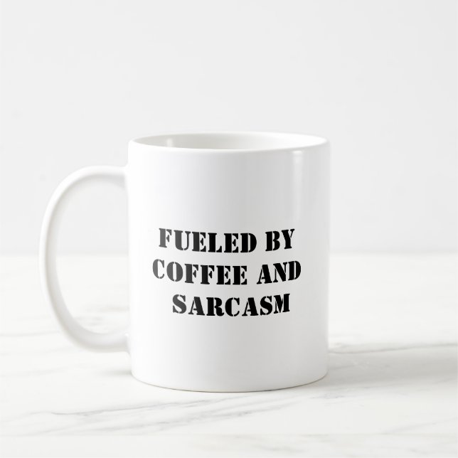 Caneca De Café Alimentado por café e sarcasmo - Engraçado (Esquerda)