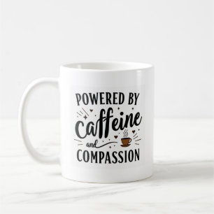 Caneca De Café Alimentado por Cafeína e Compaixão – Enfermeira En