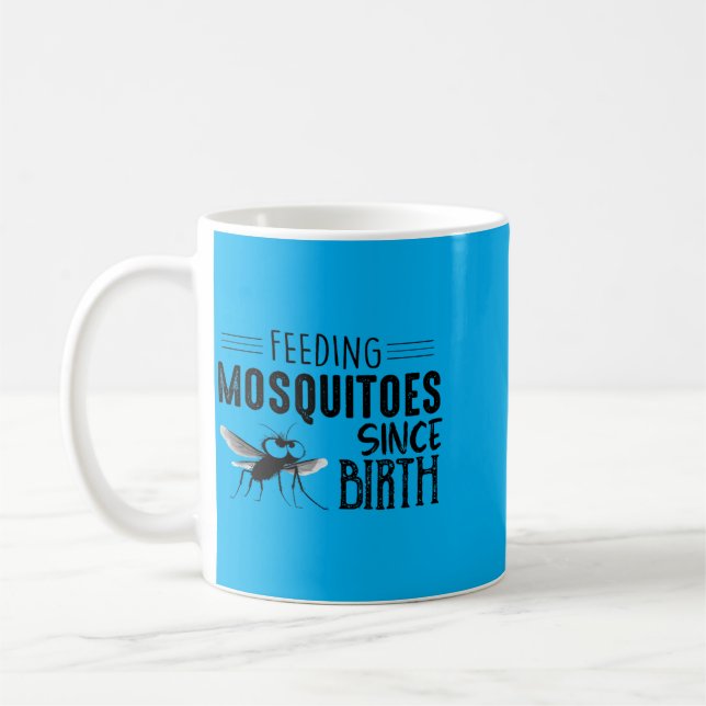 Caneca De Café Alimentando Mosquitos Desde o Nascimento (Esquerda)
