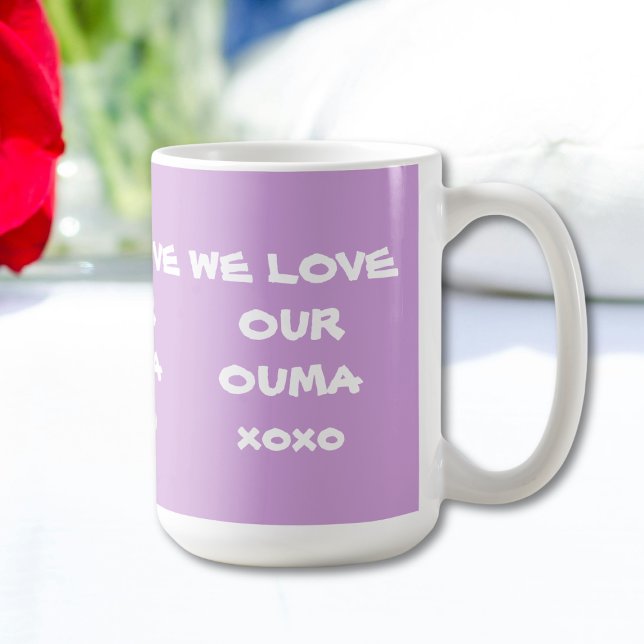 Caneca De Café AMAMOS NOSSO PRESENTE EXTERIOR Púrpura e Branco ("WE LOVE OUR OUMA XOXO" Soft Purple and White Coffee Mug for Grandma.)