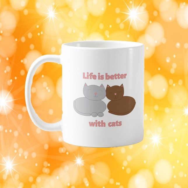 Caneca De Café Amantes de Gatos Fofos Citação A Vida É Melhor Com (A mug with a gray cat and a brown cat and the quote, "Life is better with cats".)
