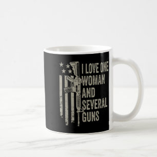 Caneca De Café Ame uma mulher e várias armas, marido engraçado e