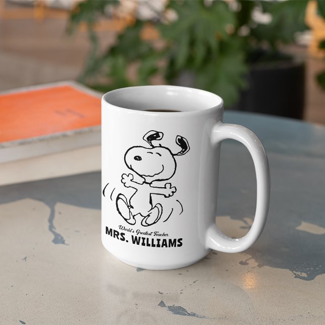 Caneca De Café Amendoins | Maior Professor Snoopy Personalizado (Mug on table)
