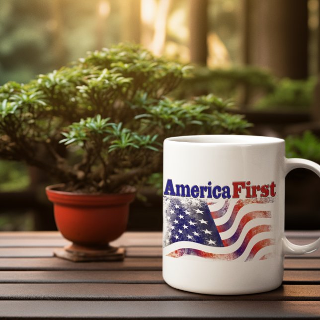 Caneca De Café America First stars e distribui metade do texto (Criador carregado)