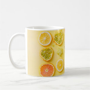 Caneca De Café Ananás cercado por frutas de citrinos