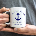 Caneca De Café Ancoragem de barcos personalizada<br><div class="desc">Uma caneca moderna náutica para o seu barco que tem uma âncora azul marinho. Você pode personalizar o texto "Bem-vindo a Bordo" e o nome e localização do seu barco na elegante tipografia azul-marinho.</div>