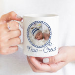 Caneca De Café Ancoragem Náutica Nova ao Anúncio de Nascimento da<br><div class="desc">Presente de fotografia de bebê recém-nascido para o novo membro da tripulação ou como presente de anúncio para amigos e familiares. Adicione a sua foto a este design náutico com moldura fotográfica de corda e âncoras em paleta azul e branca. Você pode adicionar o nome do bebê, a data de...</div>