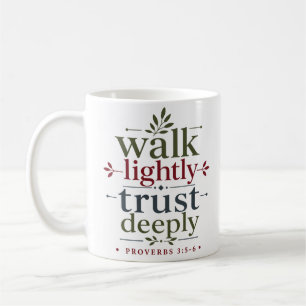Caneca De Café Andar Levemente Confiar Profundamente Versículo Bí