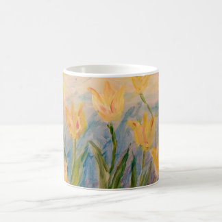 Caneca De Café Andar na ponta dos pés entre os Tulipas