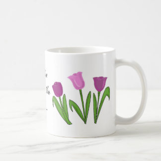 Caneca De Café Andar na Ponta dos Pés entre Tulipas