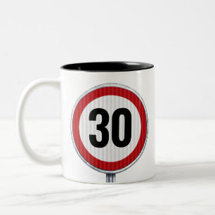caneca de café aniversário de 30 anos com placa de