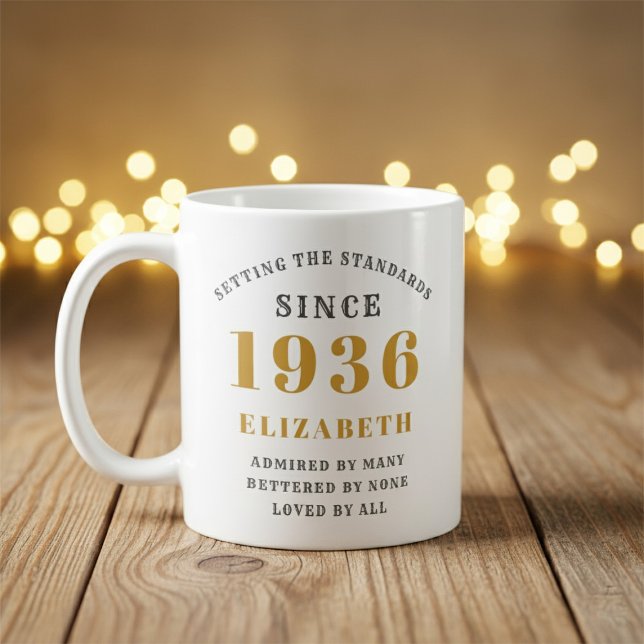 Caneca De Café Aniversário de 90 anos Personalizado 1936 Adiciona (Born 1936 birthday gift mug. Background out of focus.)