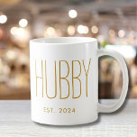 Caneca De Café Aniversário de Casamento Personalizado do Script D<br><div class="desc">Hubby Dourado Script Personalizado Casamento Aniversário Coffee Mug. Fácil de personalizar. Feliz Aniversário!</div>