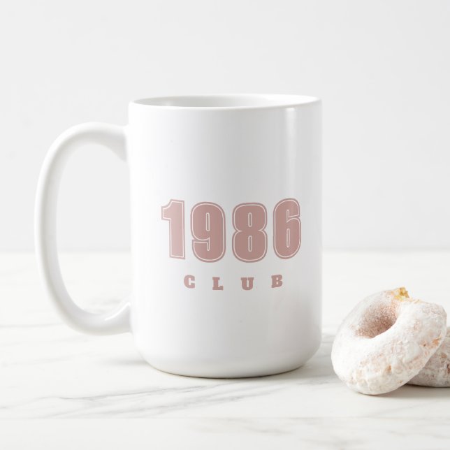 Caneca De Café Aniversário QUALQUER ANO, tipografia de tendência  (Com Donut)