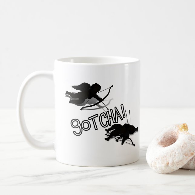 Caneca De Café Anti-Valentine - 'PEGUEI' Duelo do Cupido (Com Donut)