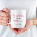 Caneca De Café Anúncio de Gravidez com Carregamento da Vovó Rosa<br><div class="desc">Esta caneca de café branca e rosa adorável da vovó é perfeita para surpreendê-la com seu anúncio de gravidez. É uma ideia excelente para a vovó-ser que adora tecnologia.</div>