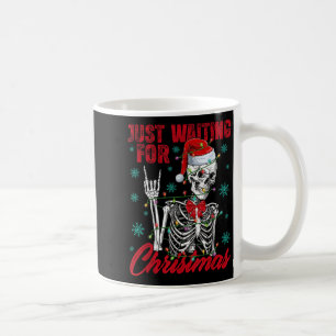Caneca De Café Apenas Esperando Pelo Esqueleto de Natal Sinal de
