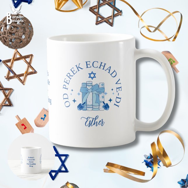 Caneca De Café APENAS MAIS UM CAPÍTULO Hebraico Hanukkah (Personalized JUST ONE MORE CHAPTER in Hebrew coffee mug. Ideal Jewish bookish gift with custom name)