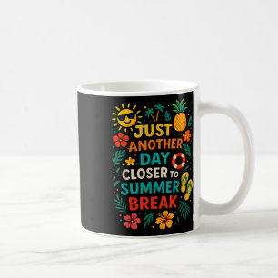 Caneca De Café Apenas Mais Um Dia Mais Próximo Da Pausa De Verão