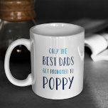 Caneca De Café Apenas os melhores Pais são promovidos à papoula<br><div class="desc">Só os melhores pais são promovidos à Poppy! Nossa caneca de citação de Dia de os pais apresenta o sentimento doce em tipografia de estilo manuscrito azul.</div>