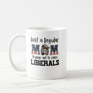 Caneca De Café Apenas uma mãe normal tentando não criar liberais