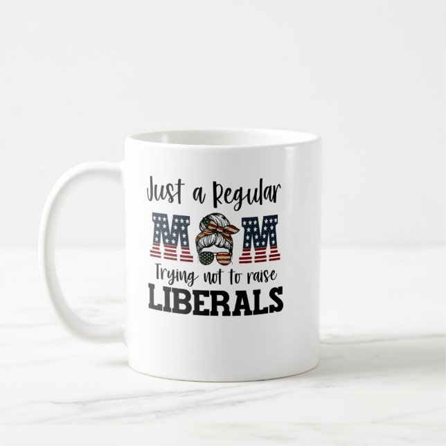 Caneca De Café Apenas uma mãe normal tentando não criar liberais (Esquerda)