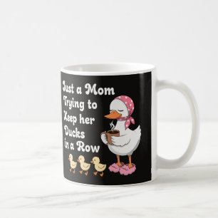 Caneca De Café Apenas uma mãe tentando manter seus patos em fila