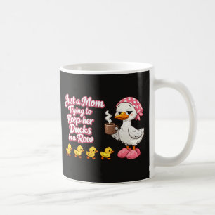 Caneca De Café Apenas uma mãe tentando manter seus patos em fila