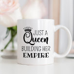 Caneca De Café Apenas uma rainha construindo sua citação negra<br><div class="desc">Esta fabulosa design de caneca de café para as suas características "Apenas uma Rainha a construir o seu império", uma citação divertida e inspiradora, a preto. Uma coroa acentua a design de tipografia na moda. Faz um presente de excelente para um especialista em TI, proprietário de pequenas empresas ou empresário....</div>