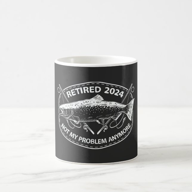 Caneca De Café Aposentado 2024 Não É Meu Problema Mais Pescar Eng (Centro)